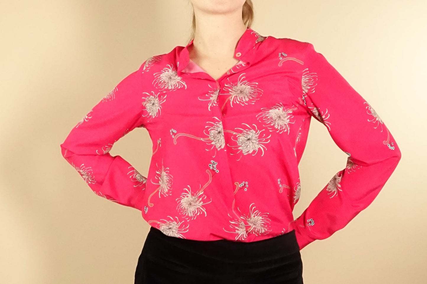 Camicia Guru in seta fantasia crisantemi su fondo fucsia