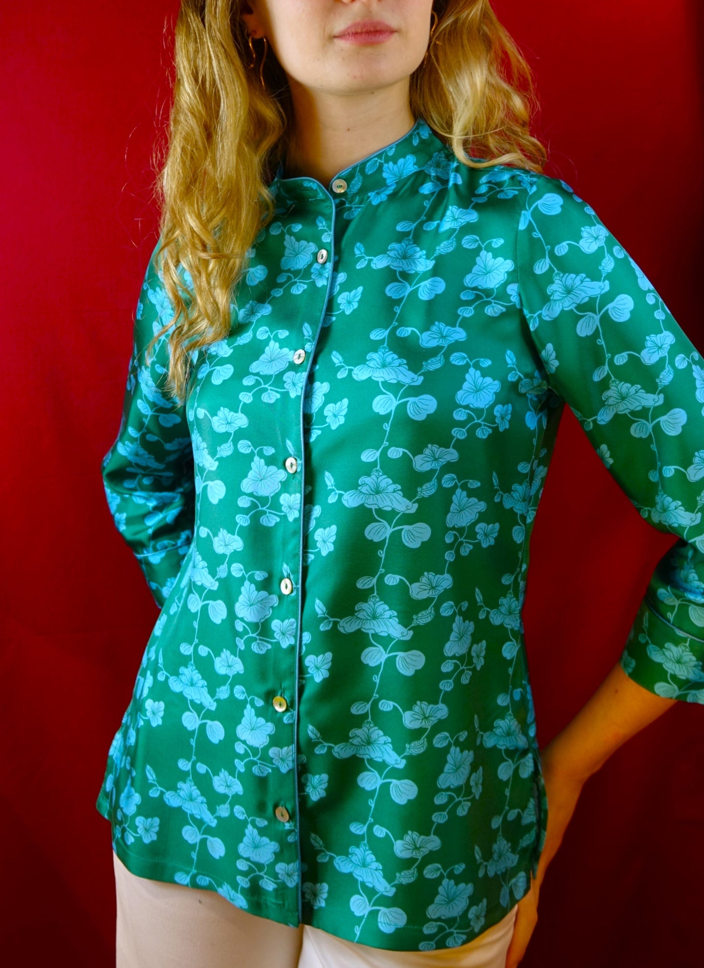 Camicia in twill di seta stampata con fiori orientali fondo verde