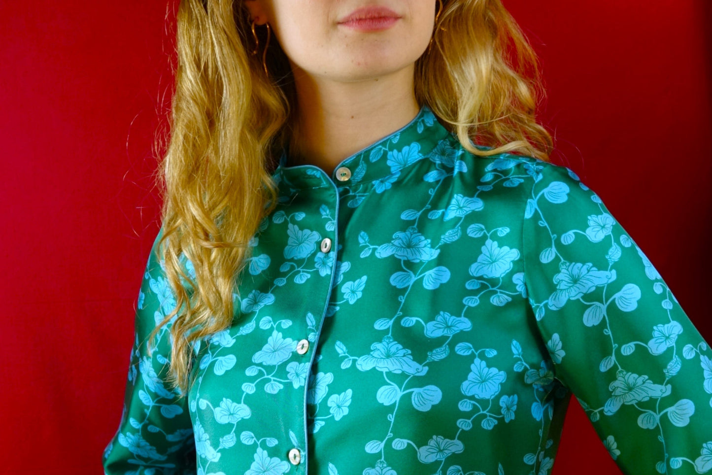 Camicia in twill di seta stampata con fiori orientali fondo verde