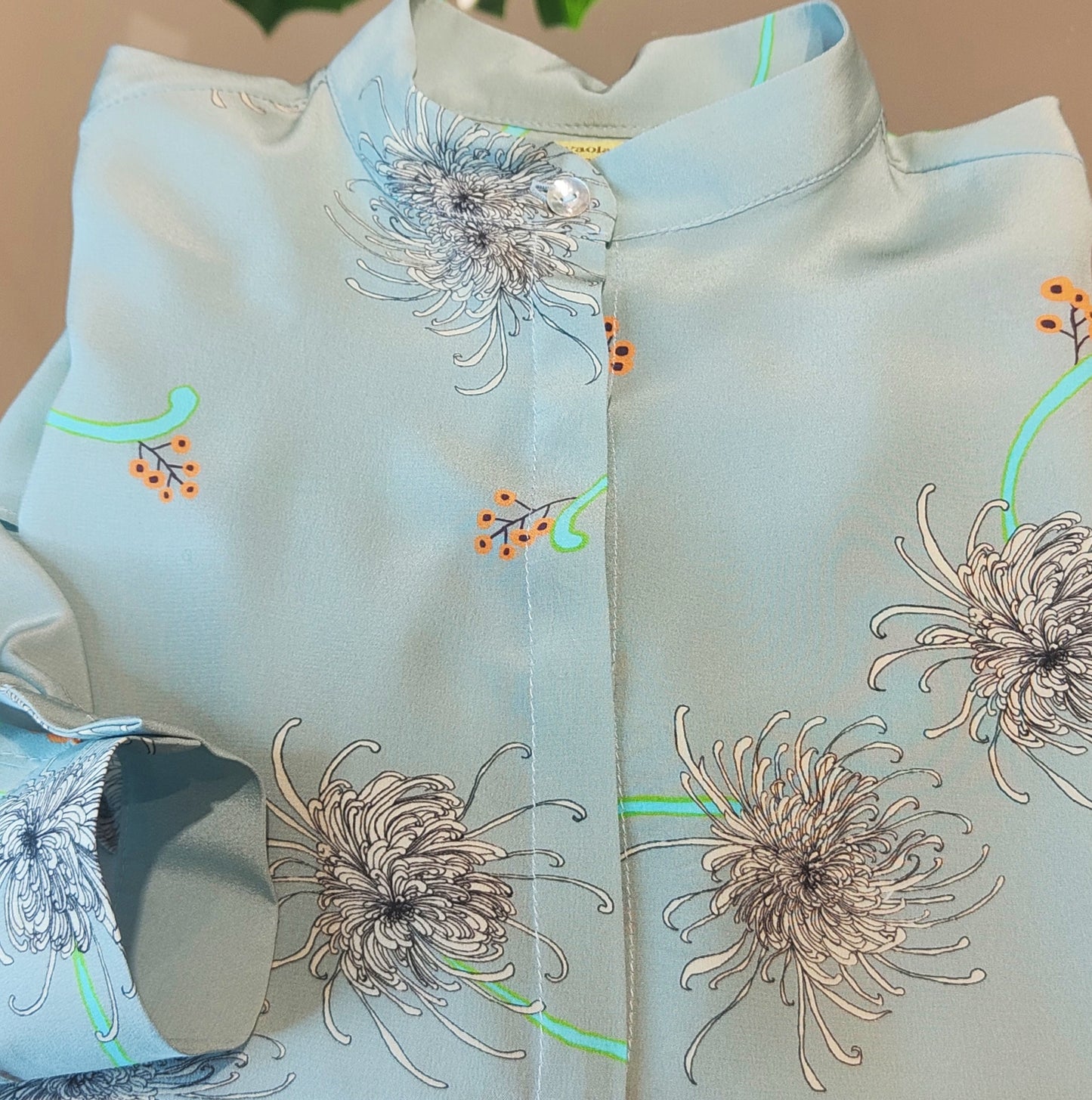 Camicia Guru in seta fantasia crisantemi su fondo acqua
