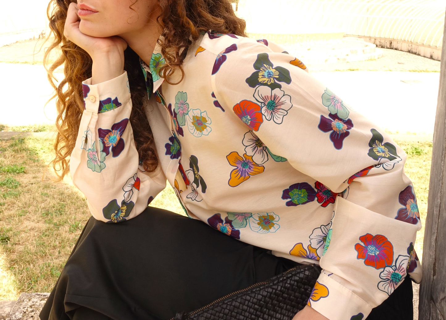 Camicia Claire  fantasia "Flower Power" su fondo cipria