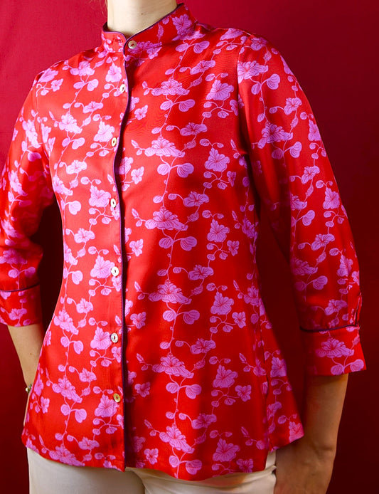 Camicia in  twill di seta  stampata con "fiori orientali"  rosso e rosa