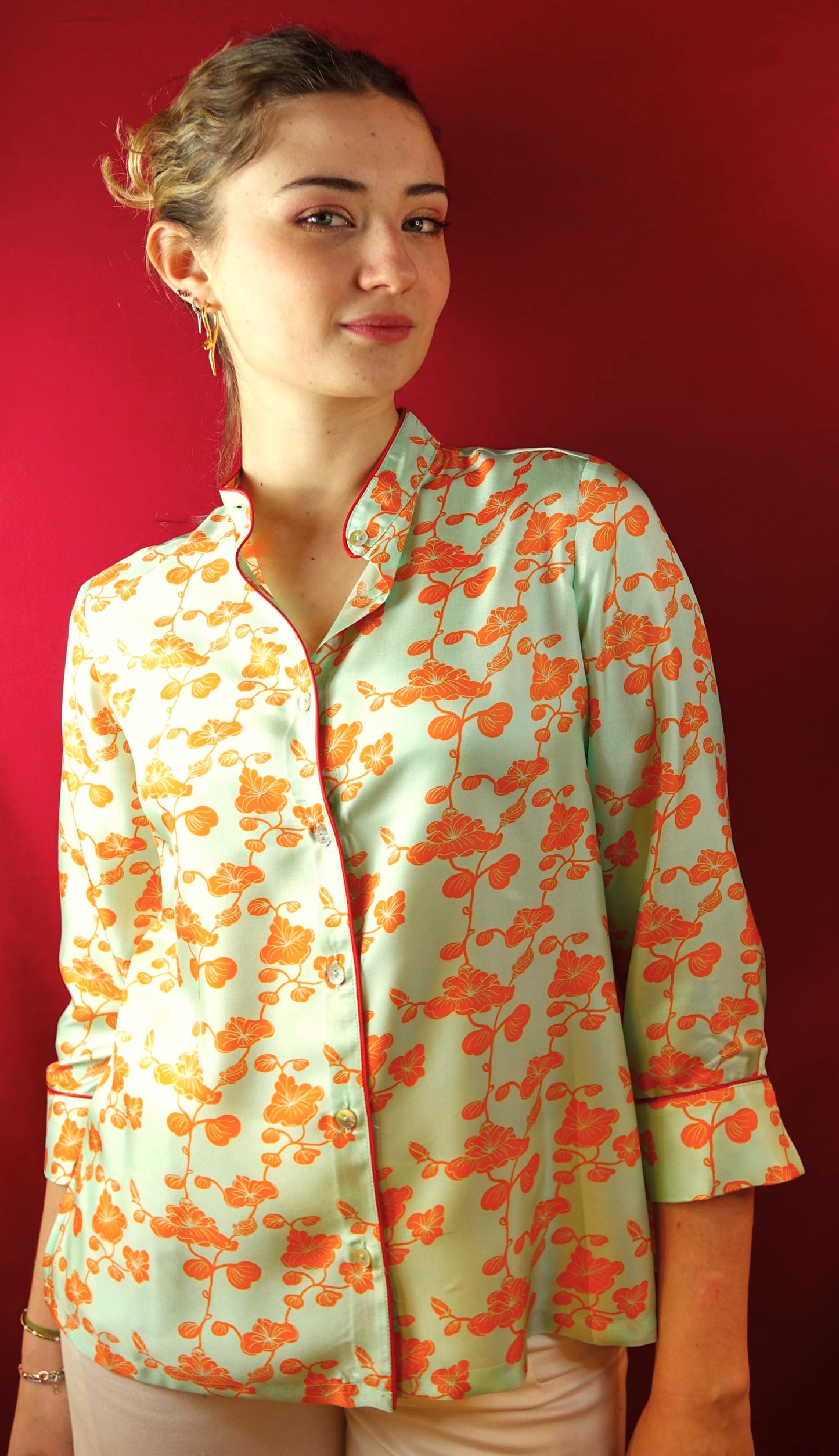 Camicia in  twill di seta  stampata con "fiori orientali"  verdino e arancio