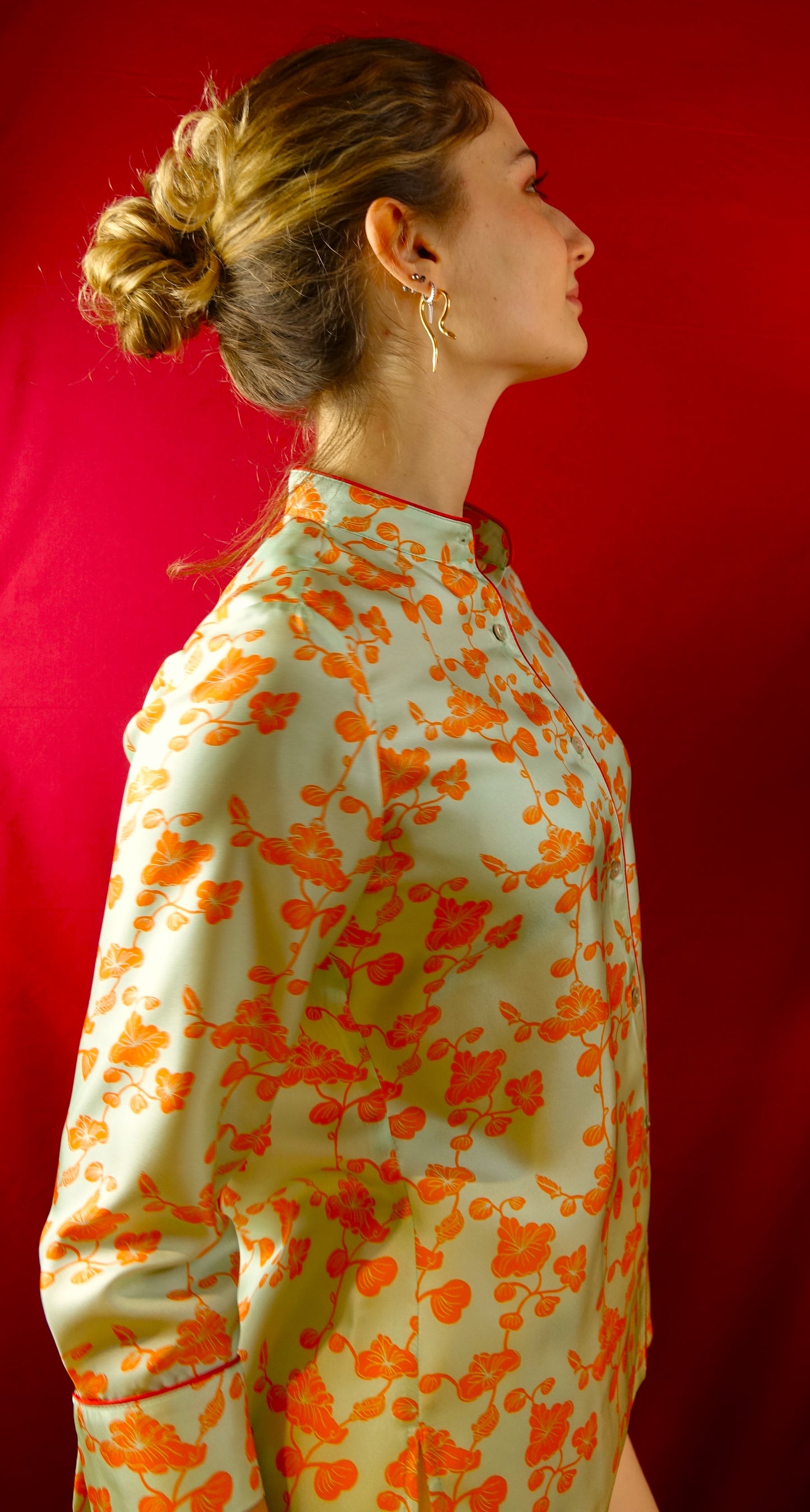 Camicia in  twill di seta  stampata con "fiori orientali"  verdino e arancio