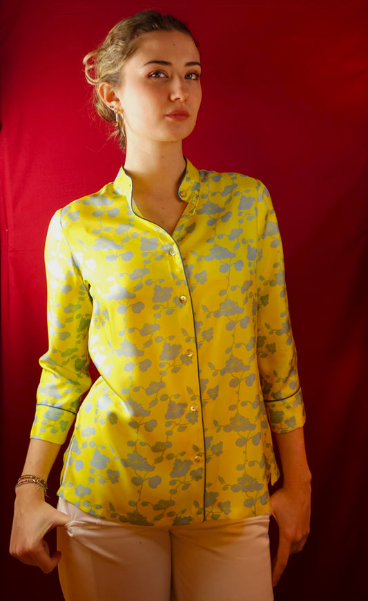 Camicia in  twill di seta  stampata con fiori orientali  giallo fiore celeste