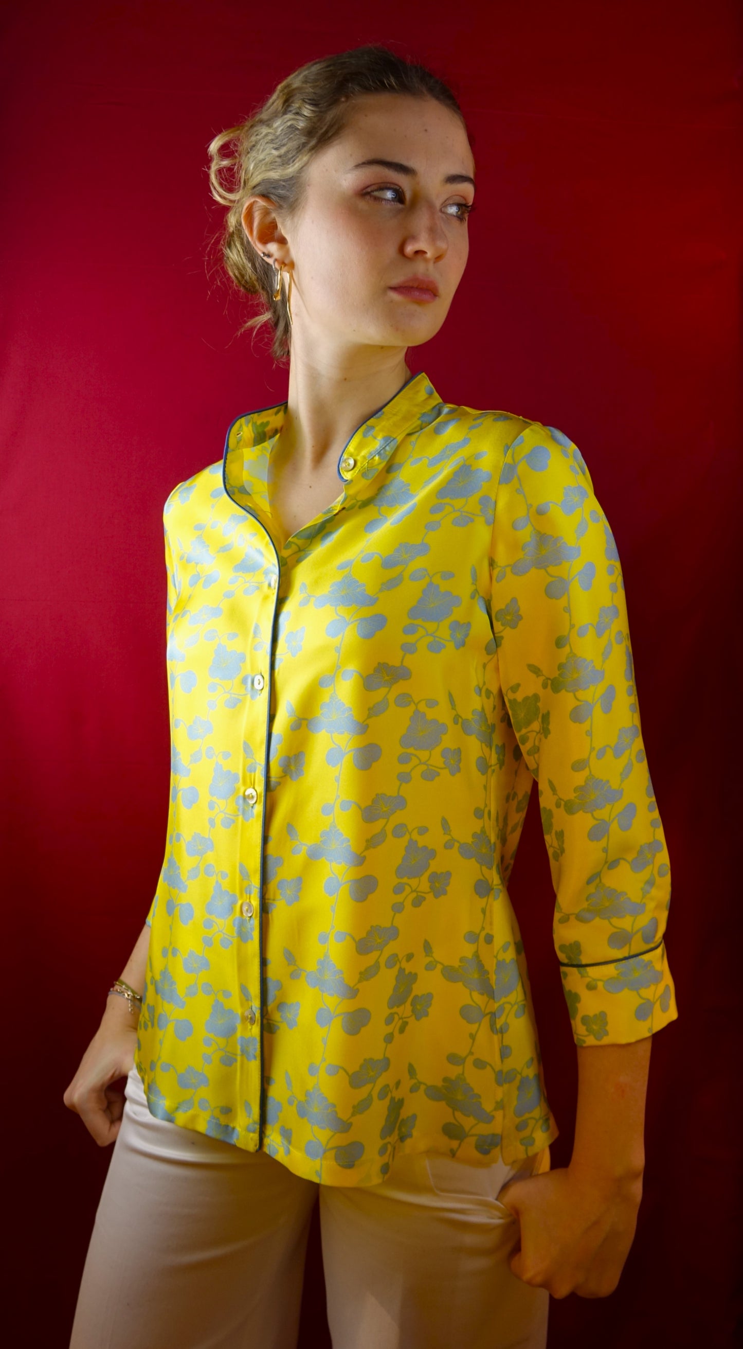 Camicia in  twill di seta  stampata con fiori orientali  giallo fiore celeste