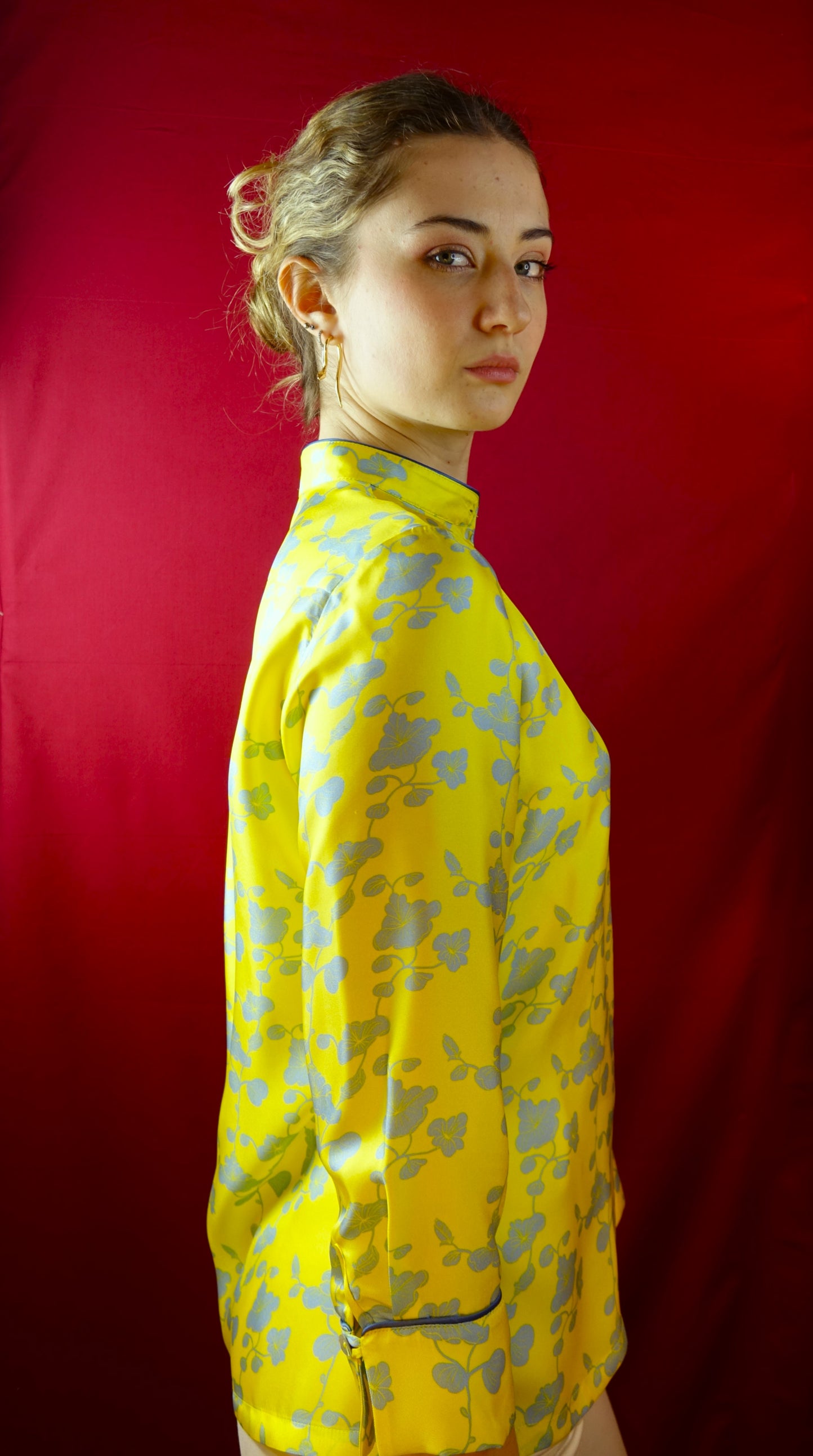 Camicia in  twill di seta  stampata con fiori orientali  giallo fiore celeste