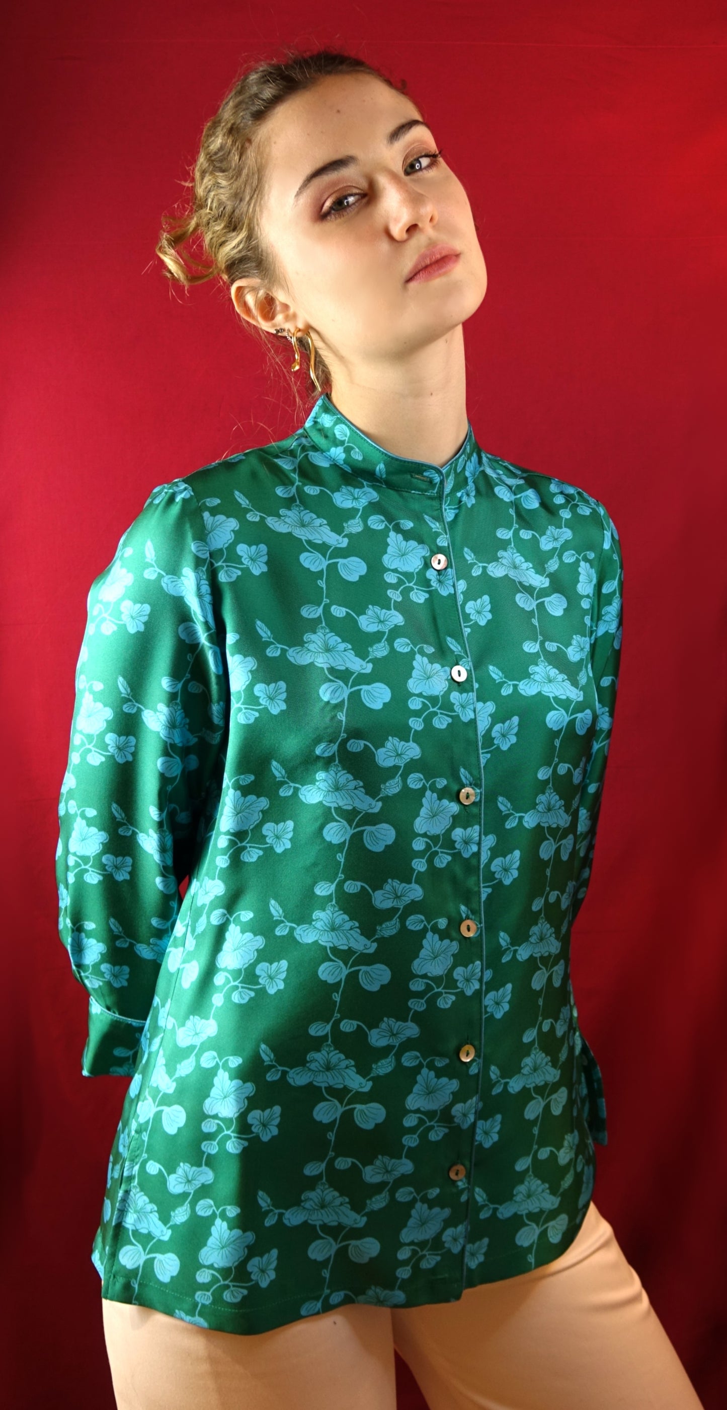Camicia in  twill di seta  stampata con fiori orientali  fondo verde