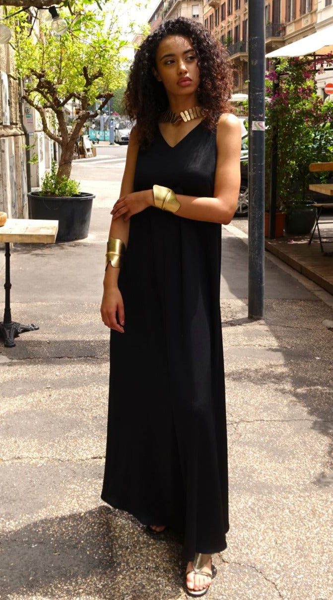 Amira long dress with black V-neck