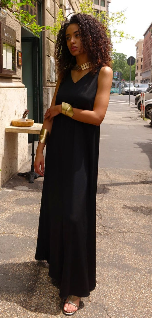 Amira long dress with black V-neck
