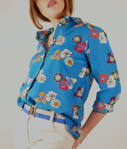 Camicia Claire  fantasia "Flower Power" su fondo azzurro