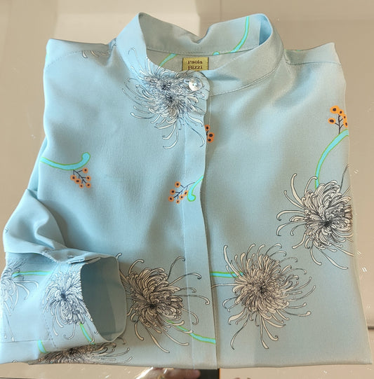 Camicia Guru in seta fantasia crisantemi su fondo acqua