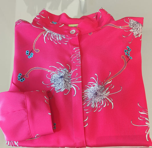 Camicia Guru in seta fantasia crisantemi su fondo fucsia
