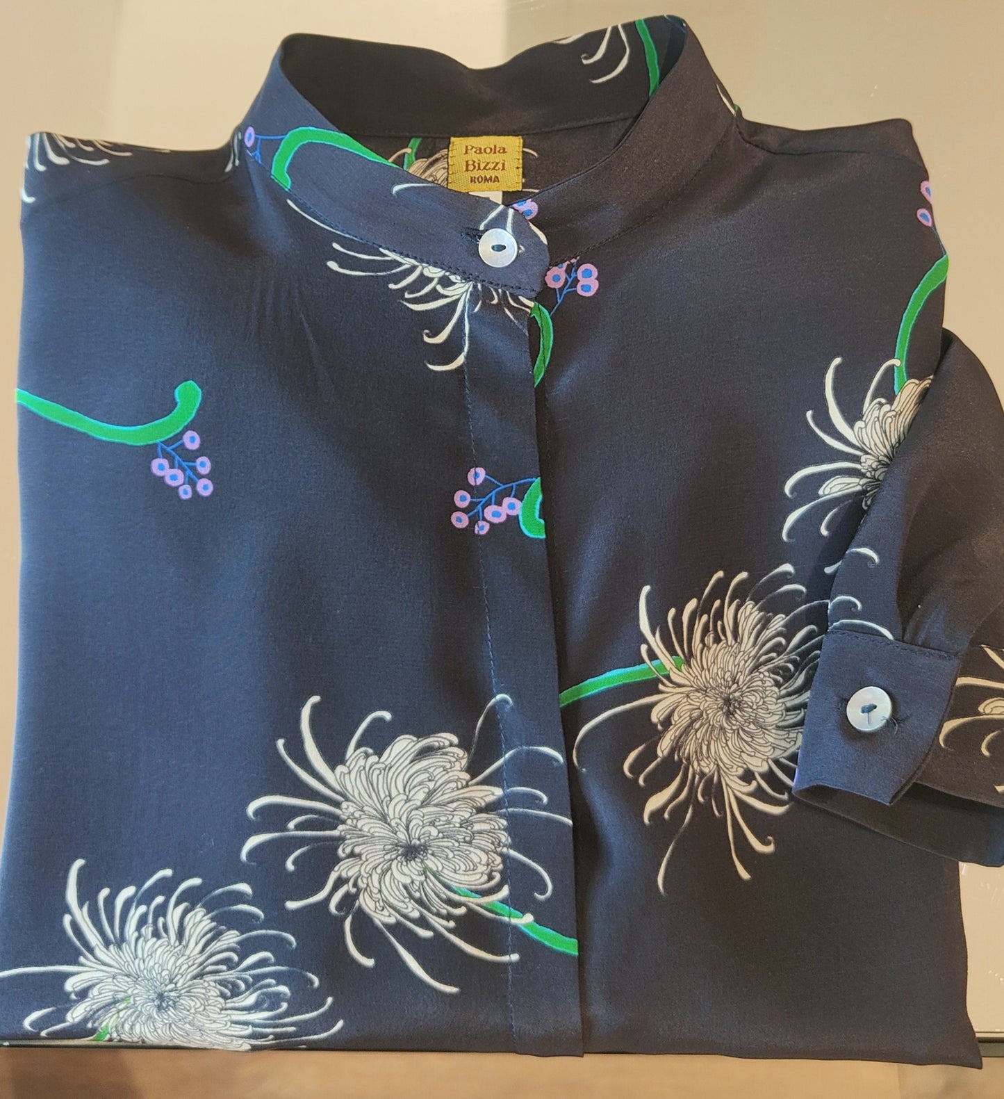 Camicia Guru in seta fantasia crisantemi su fondo grigio/nero