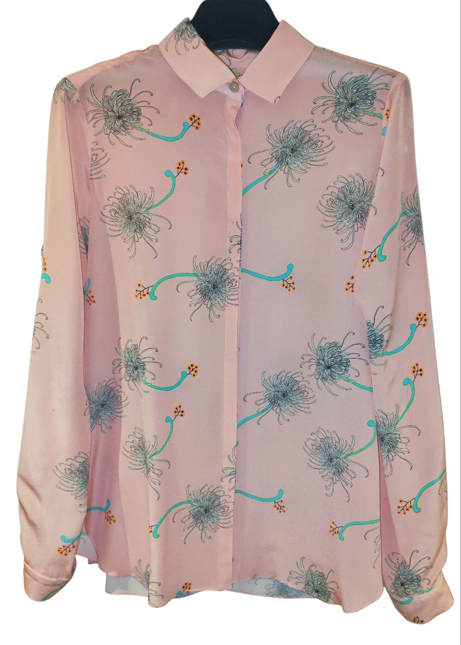 Camicia Claire in seta fantasia crisantemi su fondo rosa salmone