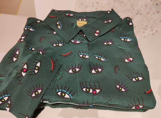 Elsa shirt with eyes on a dark green background