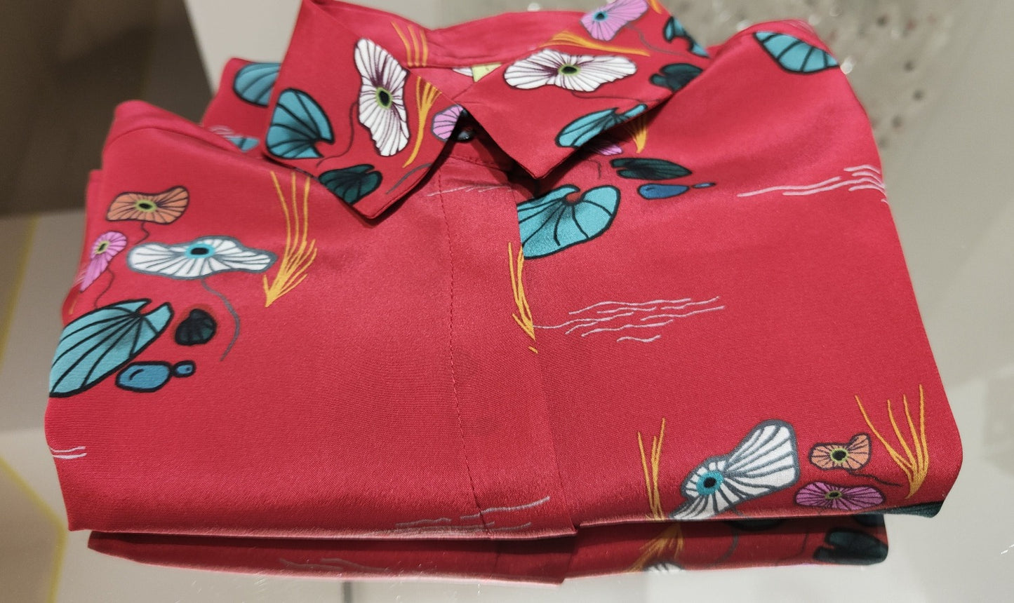 Camicia   Elsa  con lo "stagno rosso"